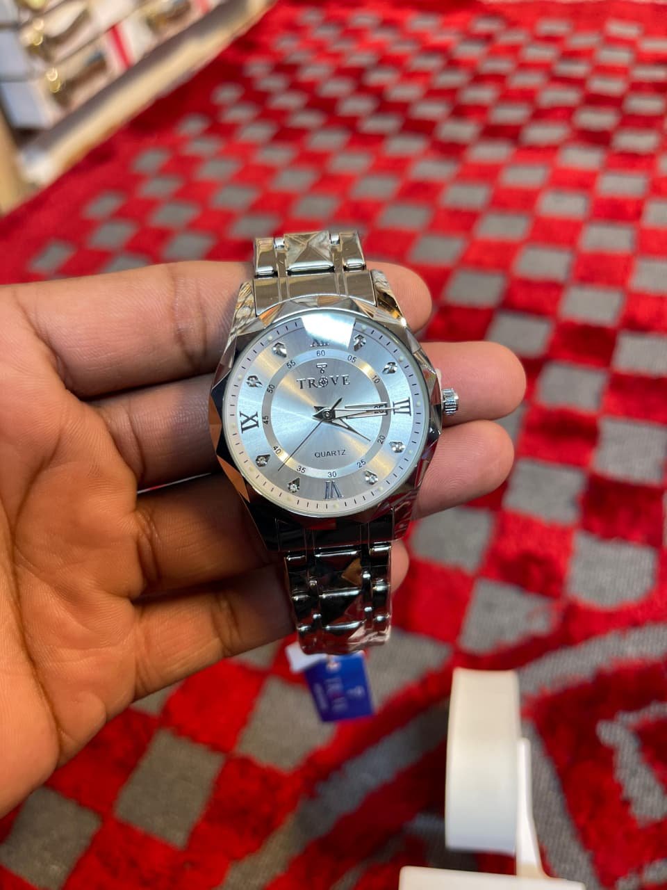 TROVE Luxury Men’s Watch – Diamond Cut Bezel with Day & Date Working